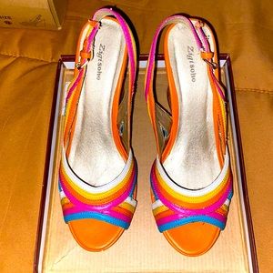 I’m selling a pair of women wedges